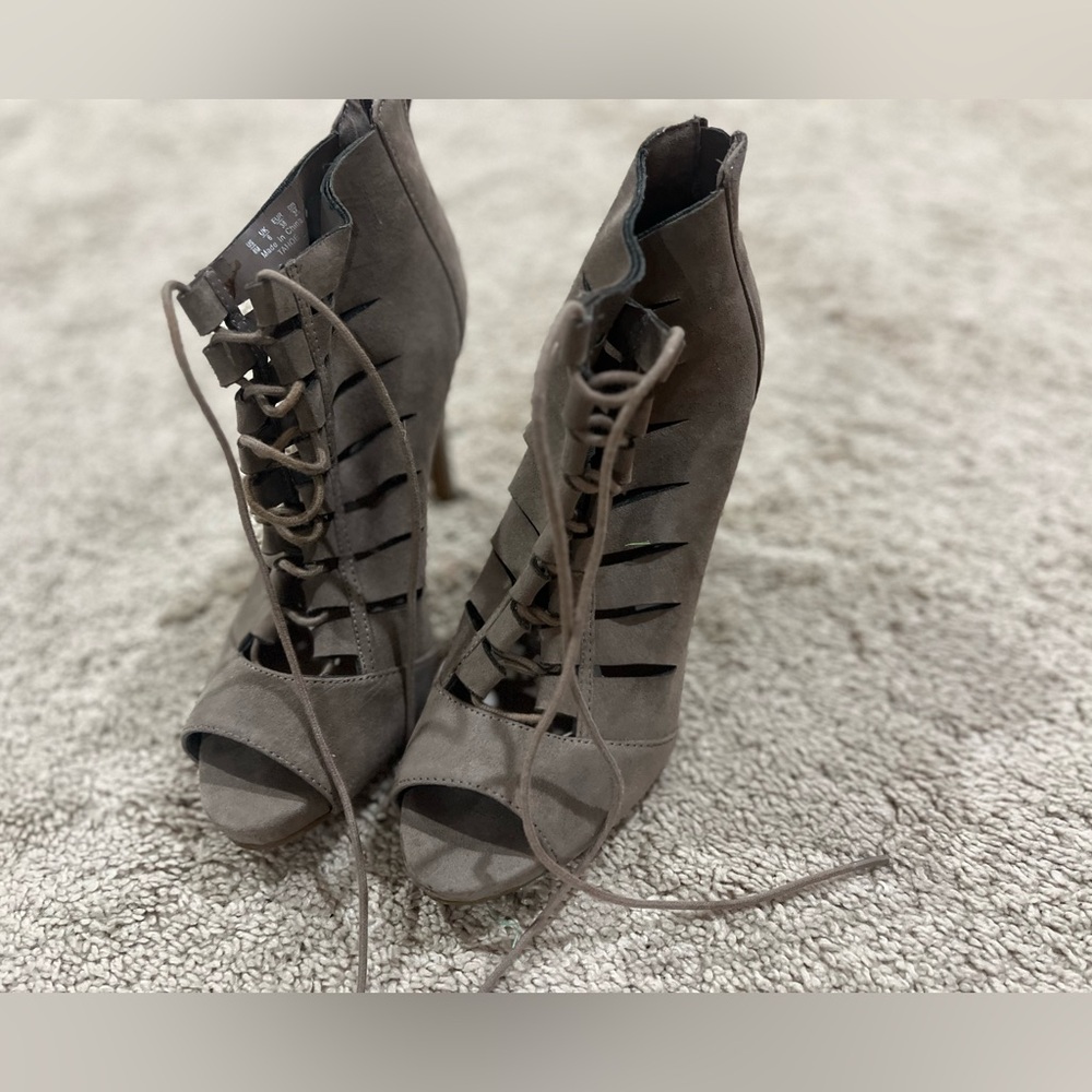 Elegant Lace-Up Peep Toe Heels